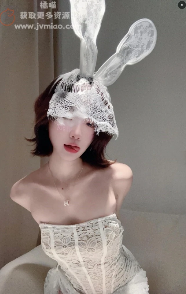  岛屿小霞佩奇”黑色蕾丝兔耳”创作手札：如何用6个细节打造高级感暗黑写真？-橘喵